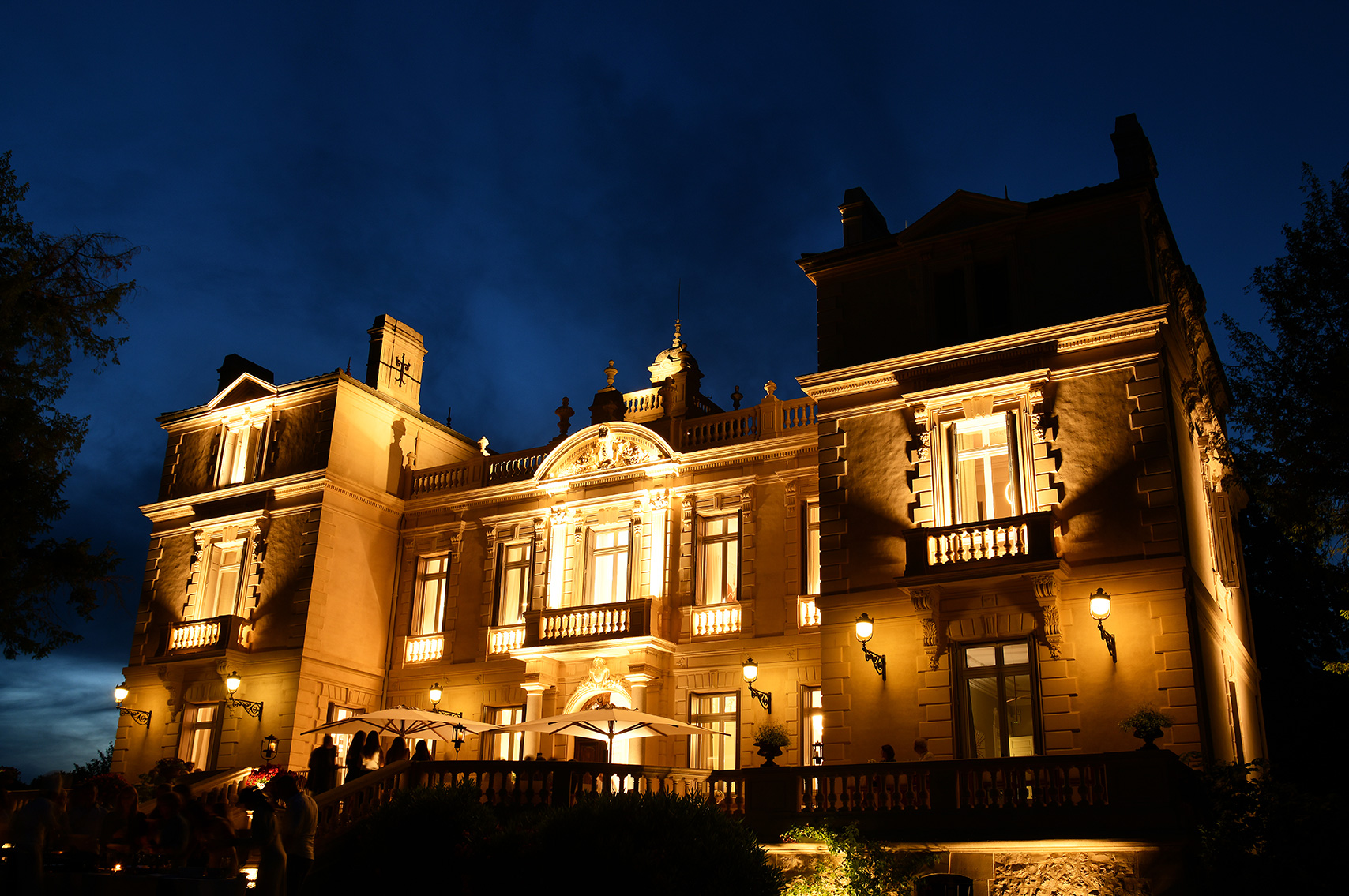 chateau-des-3-fontaines-contact-façade-de-chateau-de-nuit-eclairages-ambiance
