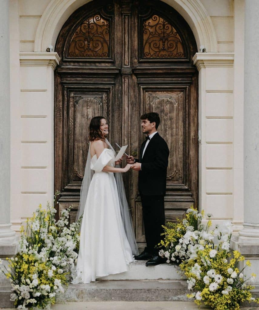 Location salles de réception et parc - chateau-3-fontaines-site-web-couple-entree-chateau-2
