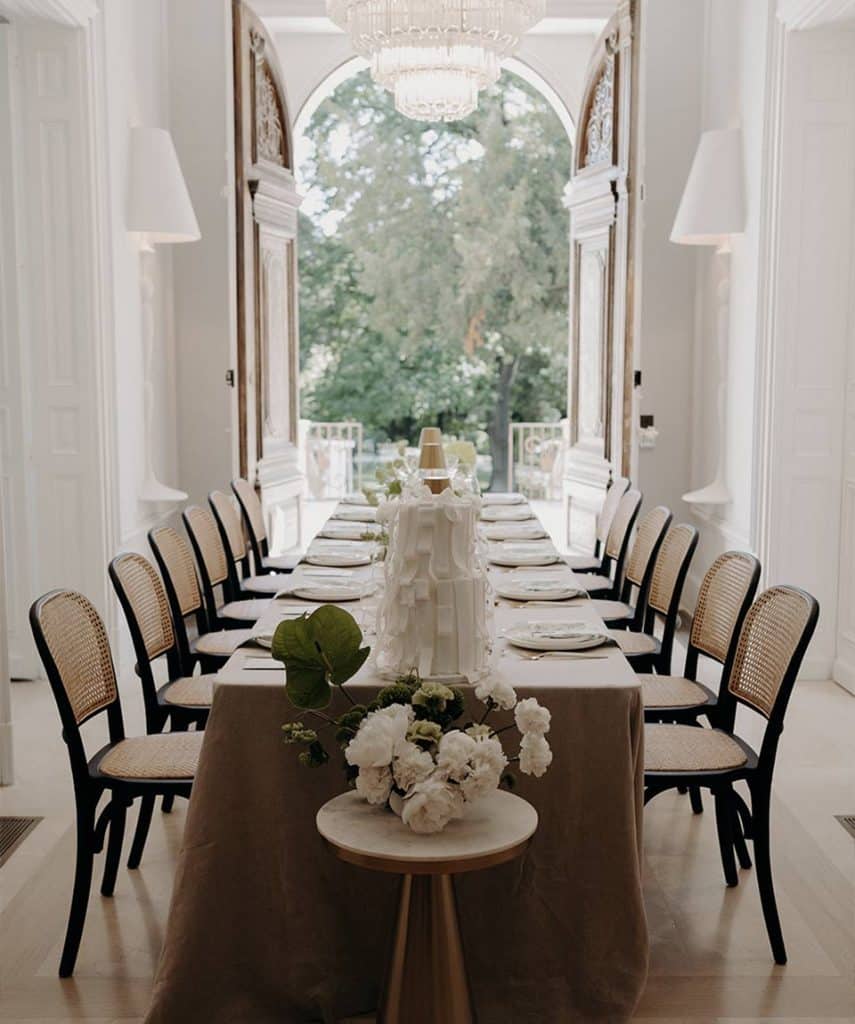 Location salles de réception et parc - chateau-3-fontaines-site-web-seminaire-table